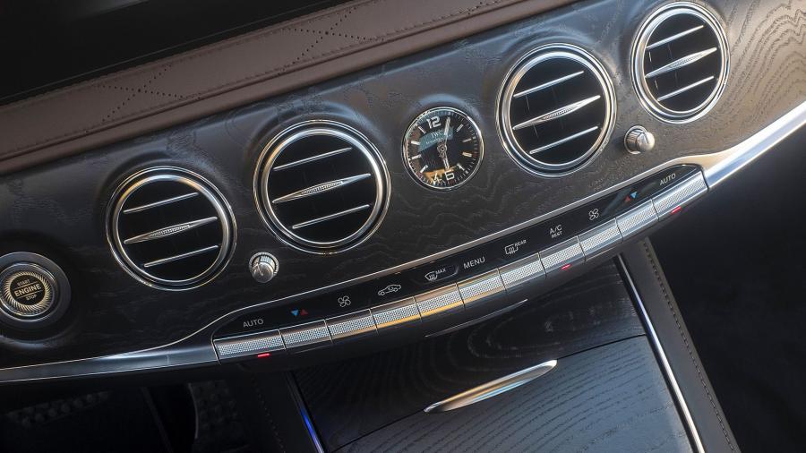 Детали интерьера Mercedes-AMG S63 4Matic+ Lang 2017 года  (WW) (фото 100 из 105)